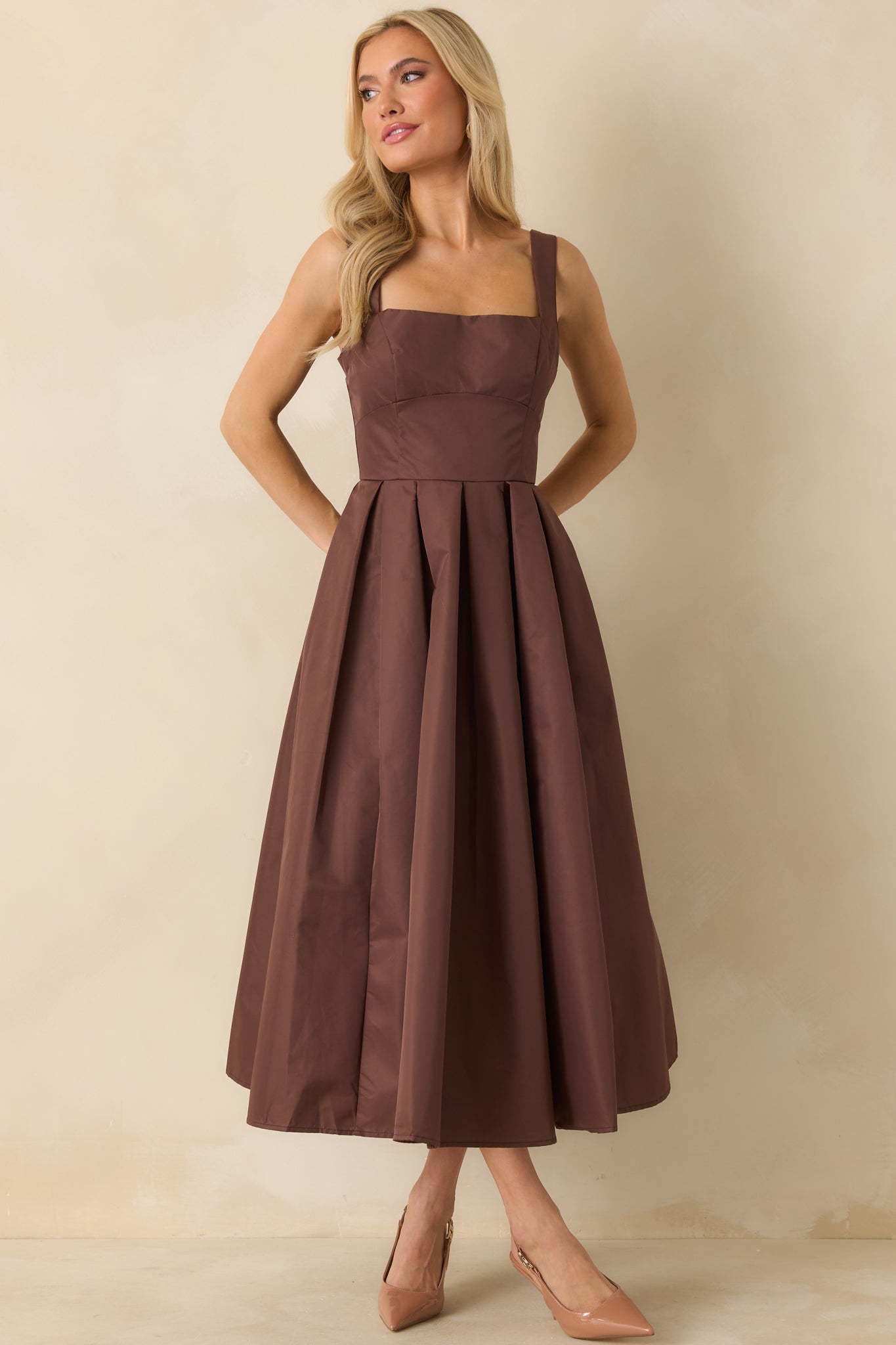 Women's The Main Idea Cocoa Brown Sleeveless Pleated Structured Midi Dress | Size: L